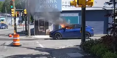 Tesla, din nou sub lupa: Un sofer a fost la un pas de moarte dupa ce masina a luat foc din senin VIDEO