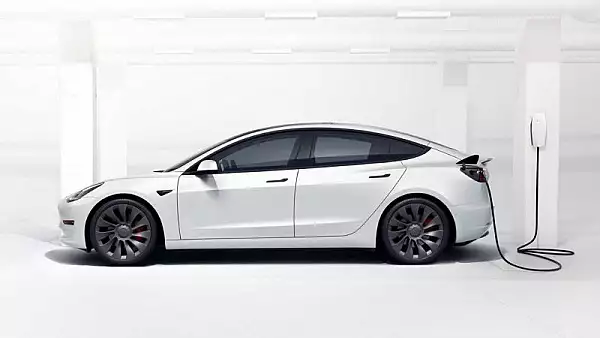 Tesla recheama un numar urias de masini: cum te raneste vehiculul electric