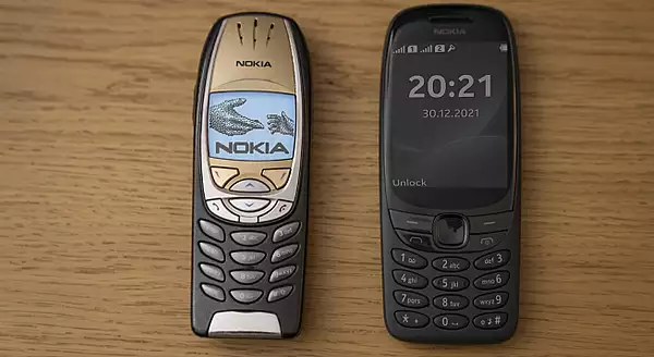 Tot mai multi utilizatori renunta la smartphone-uri. Nokia a lansat din nou ,,caramida" 6310, la aniversarea celor 20 de ani