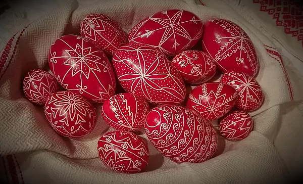 Traditiile de Paste ale ceangailor din Sacele, in expozitie la Brasov. Cum arata ouale incondeiate