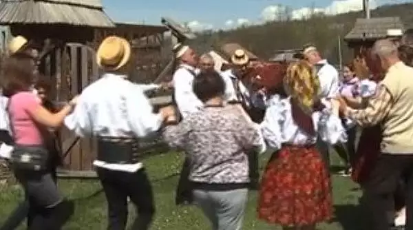 Traditiile de Paste din Maramures, atractia principala de la Targul de turism al Romaniei: "In timp ce modelezi un vas de lut iti modelezi si sufletul"