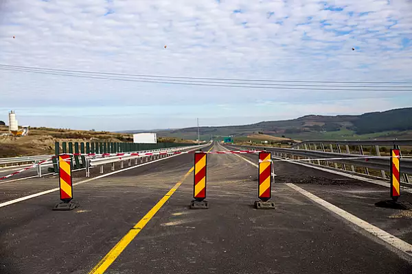 Trafic rutier ingreunat pe Autostrada A1 Bucuresti - Pitesti, unde se traseaza marcaje rutiere