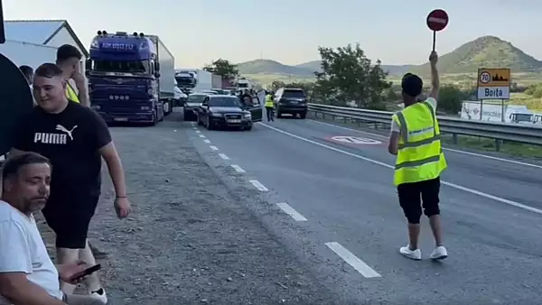 Traficul pe Valea Oltului a fost redeschis. Cat mai au de defrisat lucratorii de la drumuri si poduri VIDEO