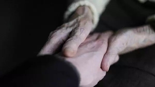 Tragedie cumplita in Franta: Un barbat de 87 de ani si-a ucis sotia, care avea Alzheimer. A electrocutat-o - Ce a marturisit