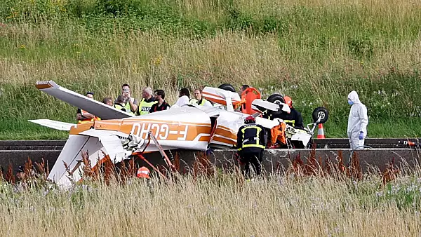 Tragedie in apropierea Parisului! Un avion s-a prabusit pe o autostrada din Franta: trei morti
