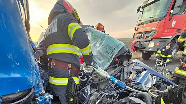 Tragedie in Mehedinti dupa ciocnirea dintre o masina si un TIR: 2 persoane au murit, mama si fiica, ramase incarcerate - Trafic blocat - FOTO