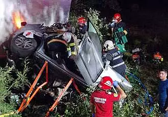 Tragedie pe o sosea din Sibiu! Doua persoane au murit si alte trei au fost grav ranite dupa ce un TIR a intrat pe contrasens si a lovit un autoturism | FOTO