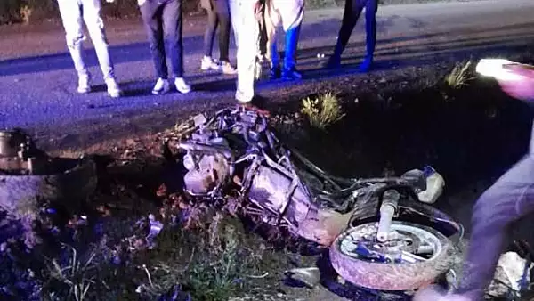 Tragedie uriasa chiar inainte de Florii: doi tineri au murit pe loc dupa ce s-au izbit cu motoscuterul intr-un podet