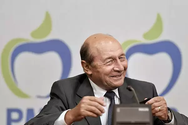 Traian Basescu anunta ca si-a facut testele anti-drog si COVID cerute de Gabriela Firea. "Va propun public o dezbatere"