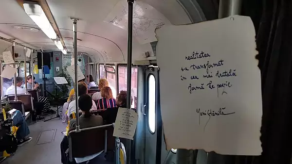 Tramvaiul Poeziei de la Bucuresti s-a oprit la Timisoara. Cum arata aceasta calatorie de tip experienta VIDEO FOTO 