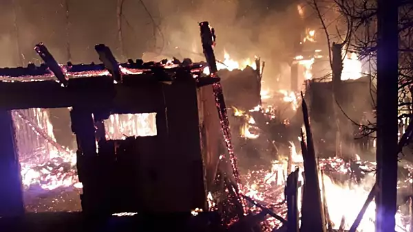 Trei case au fost MISTUITE de foc in Brasov! Au intervenit 6 autospeciale de pompieri