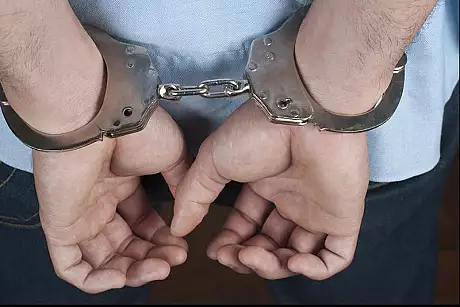 Trei galateni acuzati ca au obligat doua minore sa se prostitueze au fost arestati preventiv