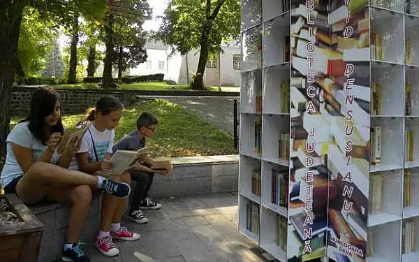 Trei parcuri din Deva au fost dotate cu mini-biblioteci in aer liber