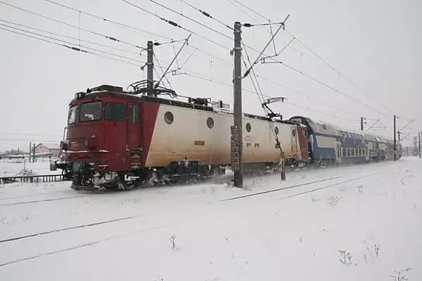 Trenurile de pe magistrala Bucuresti-Constanta, intarzieri din cauza ninsorii si a viscolului. Ce trenuri vor fi suspendate duminica