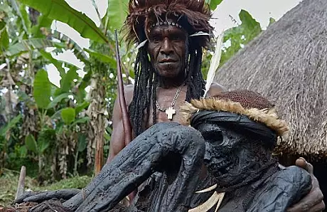 TRIBUL IZOLAT din Papua Noua Guinee care isi pastreaza mortii in casa, MUMIFICAtI