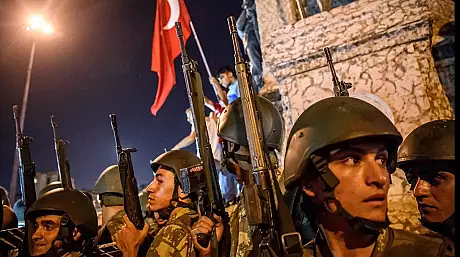 Turcia, dupa lovitura de stat esuata. Sunt 290 de morti. Mii de persoane au fost arestate