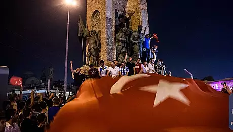 Turcia. Sute de oameni protesteaza in fata Parlamentului, fata de tentativa de lovitura de stat