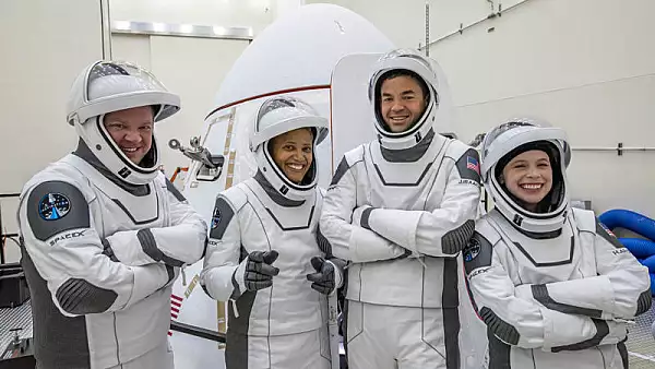 Turismul spatial incepe maine, cu zborul SpaceX: patru civili profita de oferta lui Elon Musk