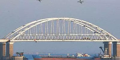 Ucraina ameninta ca va distruge podul de peste stramtoarea Kerci, care leaga Rusia de Crimeea