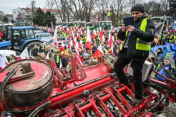 Ucraina cere Poloniei sa ii ,,neutralizeze" pe fermierii care arunca grau si cereale ucrainene din mijloacele de transport