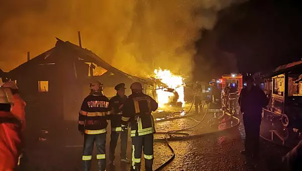 Ultima ora! Incendiu violent in Ploiesti. Cinci case au fost curpinse de flacari, iar un barbat a suferit arsuri grave