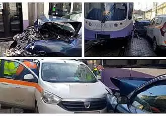 Un accident grav s-a petrecut in Timisoara. Soferul unui autoturism a pierdut controlul volanului ciocnindu-se de o masina si un tramvai