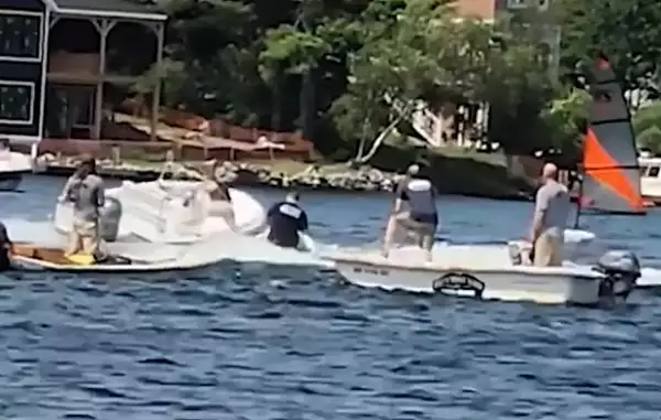 Un adolescent a preluat controlul unei barci in deriva sarind la bord de pe un jet-ski in miscare | VIDEO