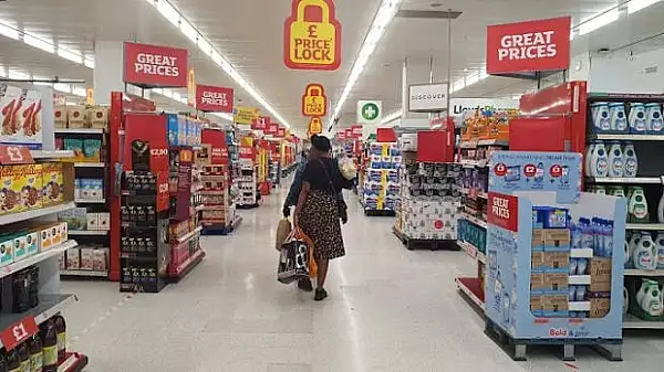 Un angajat care lucra de 19 de ani intr-un supermarket britanic, concediat dupa ce a selectat ,,zero pungi folosite", desi luase sacose pentru cumparaturi