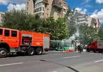Un autobuz a luat foc in mers, in Brasov. Calatorii au fost evacuati / FOTO