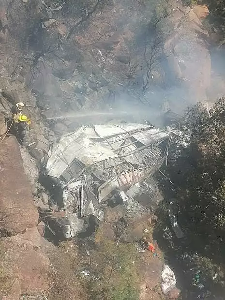 Un autobuz cu 46 de persoane s-a prabusit de pe un pod din Africa de Sud. A fost gasit un singur supravietuitor