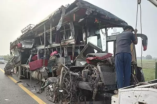 Un autobuz cu doua etaje s-a ciocnit cu un camion cu lapte in nordul Indiei. Cel putin 18 persoane au murit