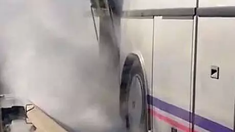 Un autocar cu sapte pasageri a luat foc pe A1