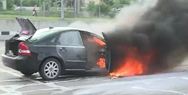 Un autoturism a ars in totalitate dupa ce a luat foc in mers, pe DE 581