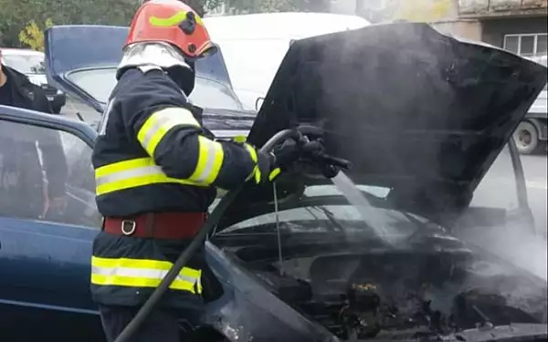 Un autoturism a luat foc in mers, pe o strada din Slatina. Trei persoane s-au salvat la timp
