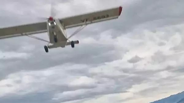 Un avion a zburat la mica inaltime, deasupra masinilor, pe un drum national din Romania - VIDEO