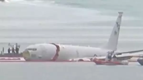 Un avion Boeing 737 s-a prabusit in SUA - Toti pasagerii si echipajul de la bord AU SUPRAVIETUIT in mod miraculos - VIDEO