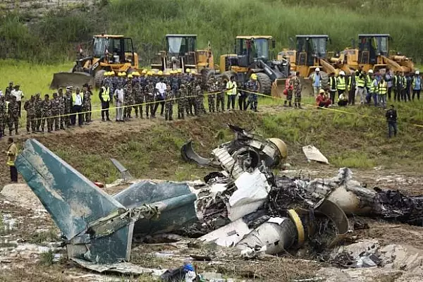 Un avion s-a prabusit in Nepal la scurt timp dupa decolare. Cel putin 18 oameni au murit