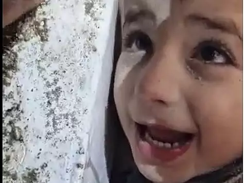 Un baietel sirian prins sub daramaturi in Turcia a primit apa cu un capacel de plastic