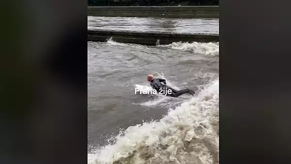 Un barbat a facut surf pe un rau, in mijlocul inundatiilor - VIDEO