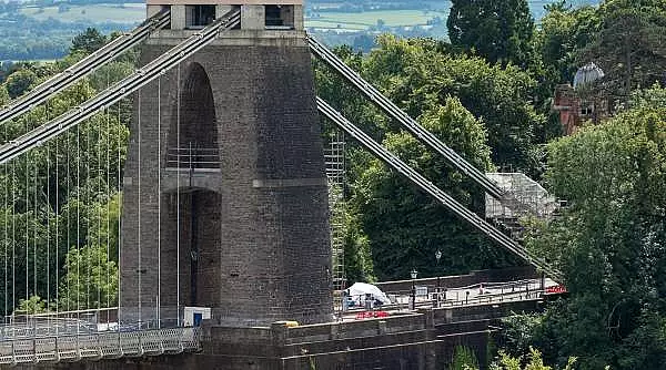 Un barbat a lasat doua valize cu ramasite umane pe un pod din Bristol