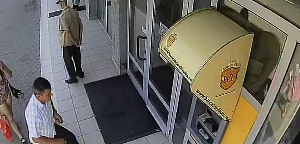 Un barbat este cautat pentru furt dupa ce si-a insusit 500 de lei dintr-un bancomat. Camerele de supraveghere ale bancii au surprins tot