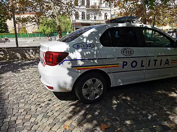 Un barbat filmat in timp ce distrugea mai multe obiecte de mobilier stradal in Dobroesti, Ilfov, a fost retinut / El este cetatean turc