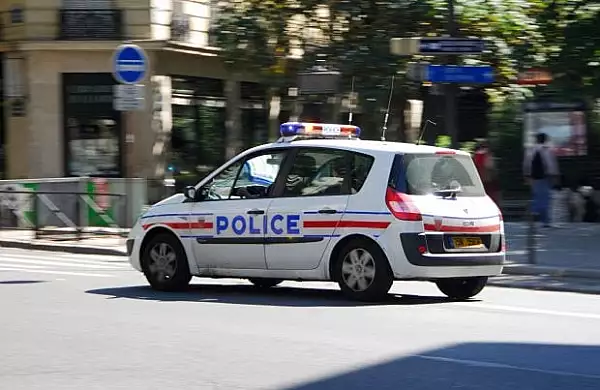 Un barbat si-a injunghiat mortal sotia si cei doi copii, apoi a inceput sa atace oameni pe strada, in Franta