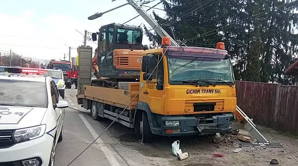 Un batran a fost lovit mortal de o macara, in timp ce traversa strada, intr-o localitate din Valcea