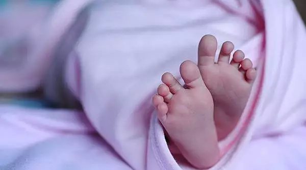 Un bebelus de 8 luni a fost dus la spital in stare grava, dupa ce a fost oparit cu apa clocotita