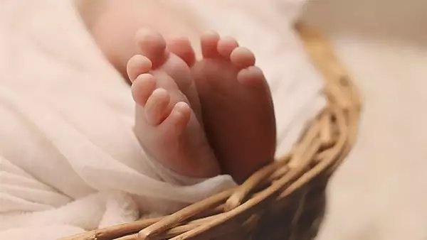 Un bebelus de doar doua luni a murit, in Parhova. Ancheta uriasa a politiei: mama este minora