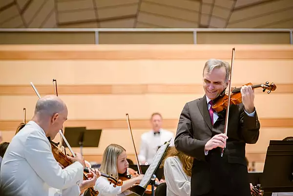 Un celebru violonist, multi premiat cu Grammy, vine la Festivalul Enescu din Sibiu. Ce alte genii ale muzicii vor putea vedea spectatorii