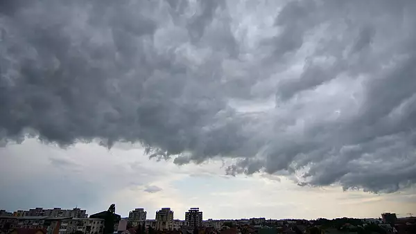 Un ciclon periculos loveste Romania. Ce zone vor fi afectate de furtuni violente si ploi torentiale