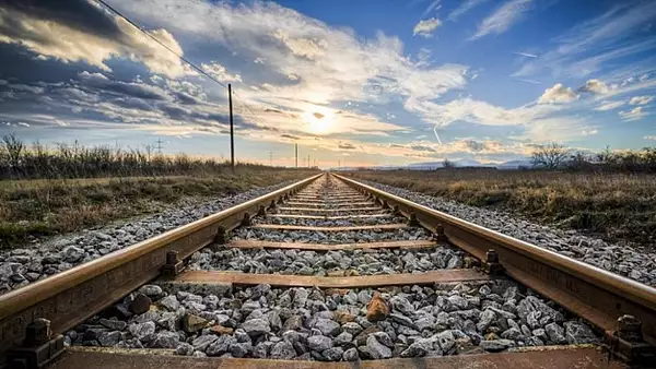 Un copil de 12 ani, din Iasi, a murit dupa ce a fost agatat de tren. Baiatul era in drum spre scoala