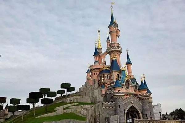 un-cuplu-care-a-cheltuit-un-milion-de-dolari-la-disneyland-a-primit-interdictie-pe-viata-in-clubul-exclusivist-al-parcului-de-distractii.webp